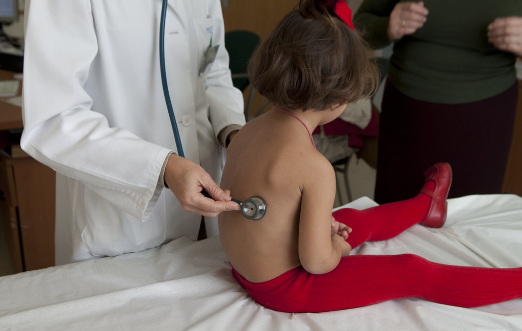 018_CSADORATRICES_pediatria by Csandcom (Flickr) is licensed under CC BY 2.0 Child with doctor using stethoscope